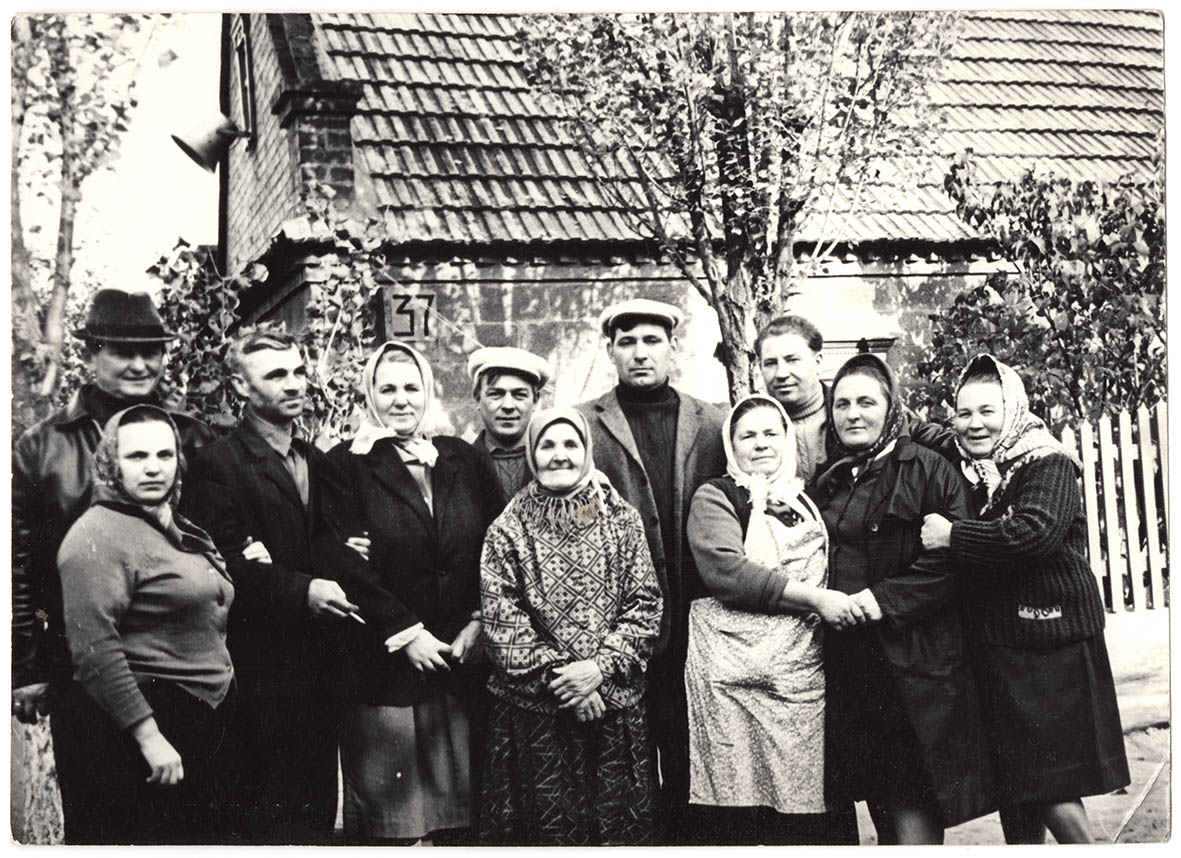 Фотографія. Мешканці Лоц. Кам’янки біля будинку № 37 
